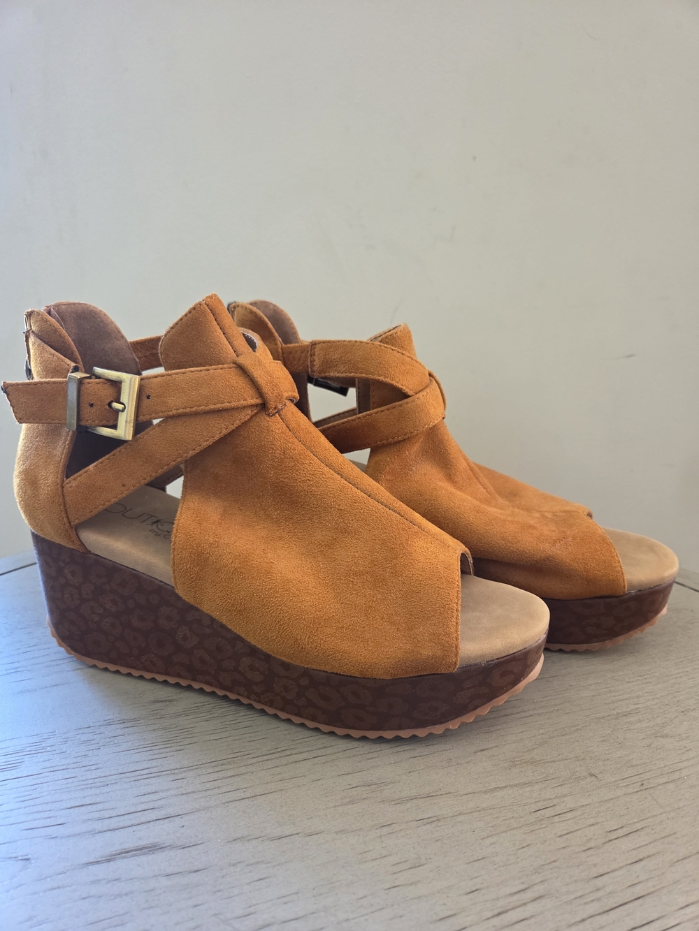 Boutique by Corkys Felton Leopard Wedge Sandals Brown Suede Peep Toe Size 9